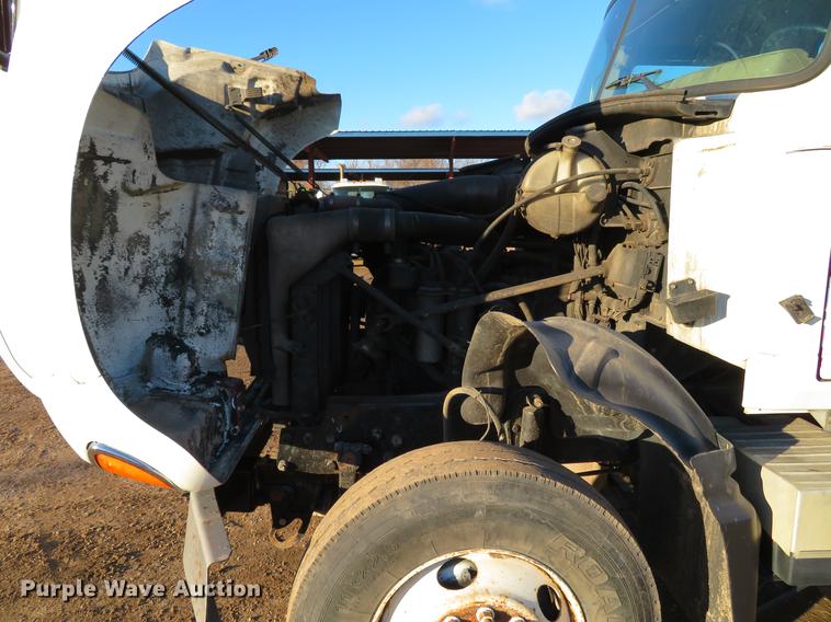 image for item DE5025 2003 Mack CV713 semi truck