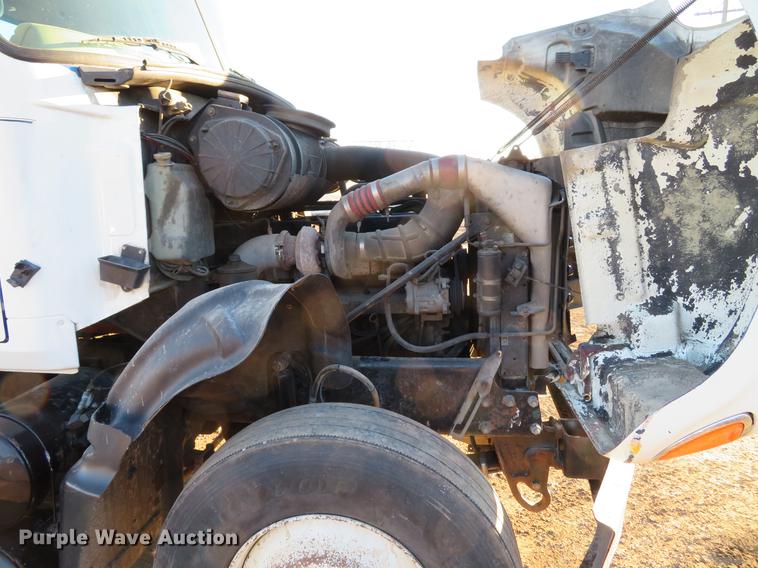 image for item DE5025 2003 Mack CV713 semi truck