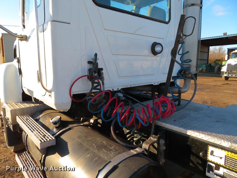 image for item DE5025 2003 Mack CV713 semi truck