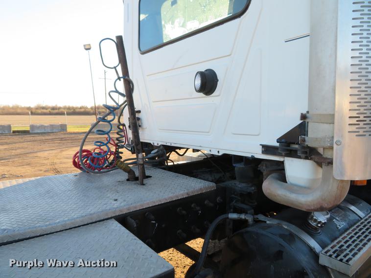 image for item DE5025 2003 Mack CV713 semi truck