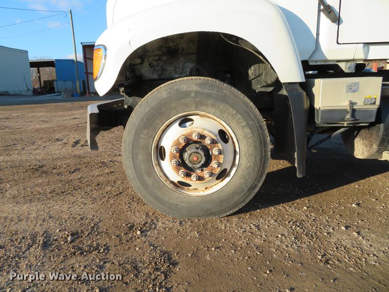 image for item DE5025 2003 Mack CV713 semi truck