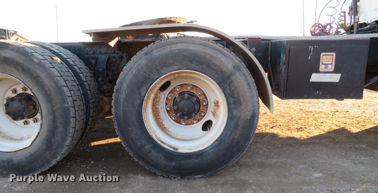 image for item DE5025 2003 Mack CV713 semi truck