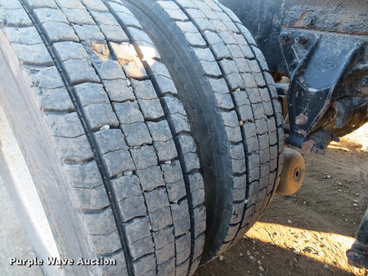 image for item DE5025 2003 Mack CV713 semi truck