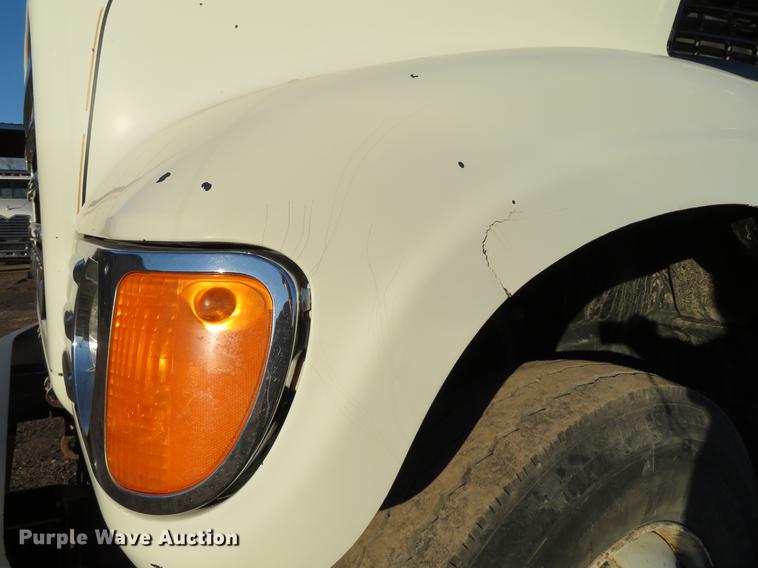 image for item DE5025 2003 Mack CV713 semi truck