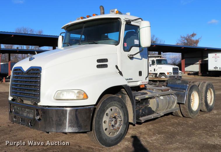 image for item DE5026 2008 Mack CXU613 semi truck
