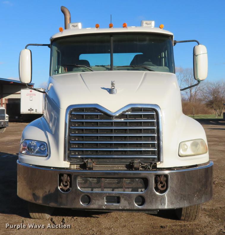 image for item DE5026 2008 Mack CXU613 semi truck