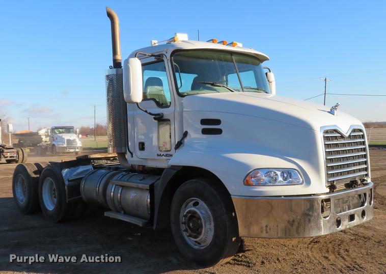 image for item DE5026 2008 Mack CXU613 semi truck
