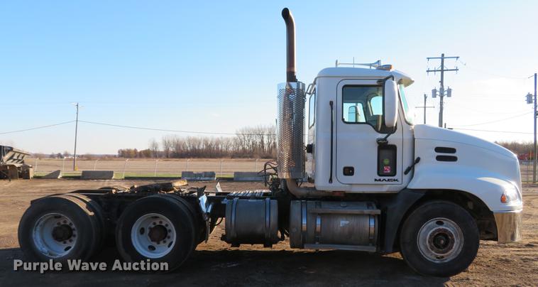 image for item DE5026 2008 Mack CXU613 semi truck