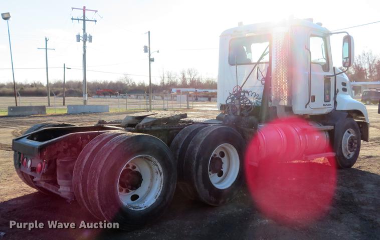 image for item DE5026 2008 Mack CXU613 semi truck