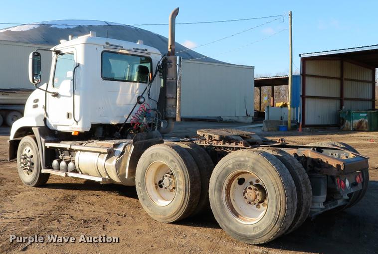 image for item DE5026 2008 Mack CXU613 semi truck