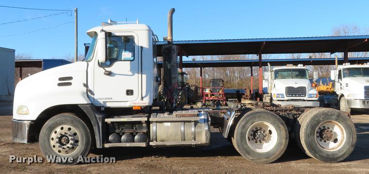 image for item DE5026 2008 Mack CXU613 semi truck