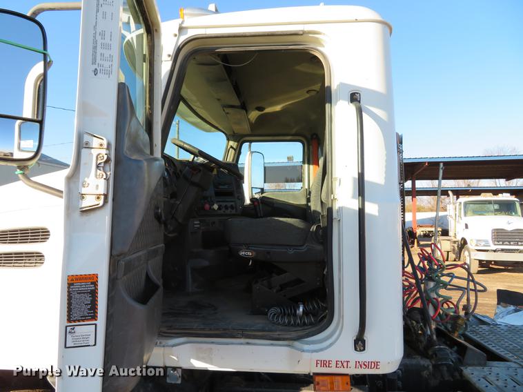 image for item DE5026 2008 Mack CXU613 semi truck