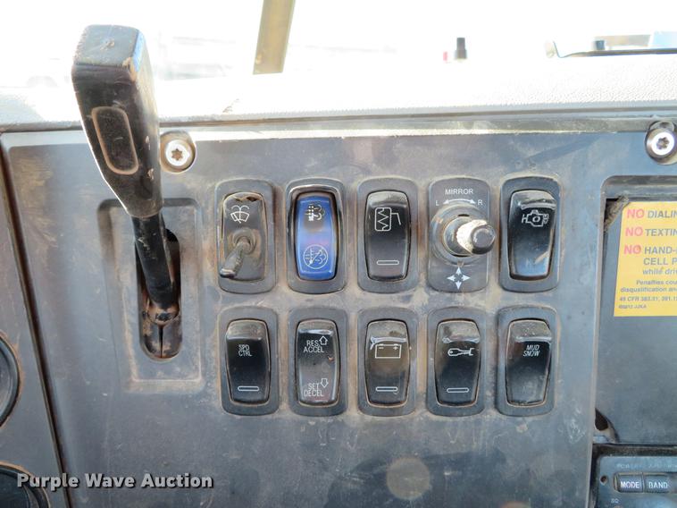 image for item DE5026 2008 Mack CXU613 semi truck