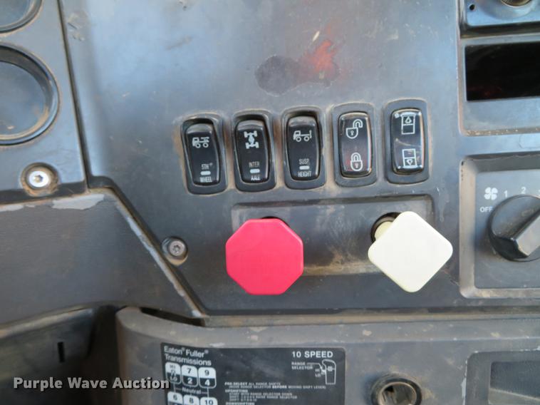 image for item DE5026 2008 Mack CXU613 semi truck