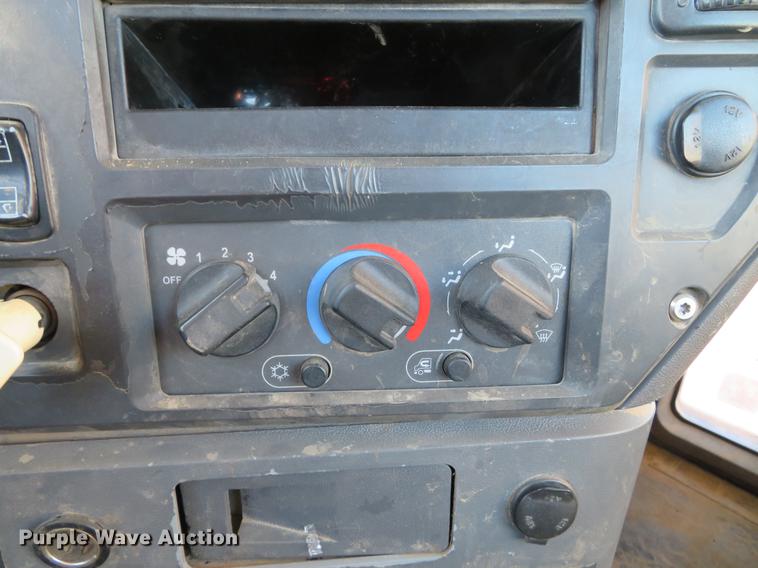 image for item DE5026 2008 Mack CXU613 semi truck