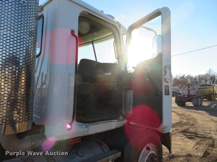 image for item DE5026 2008 Mack CXU613 semi truck