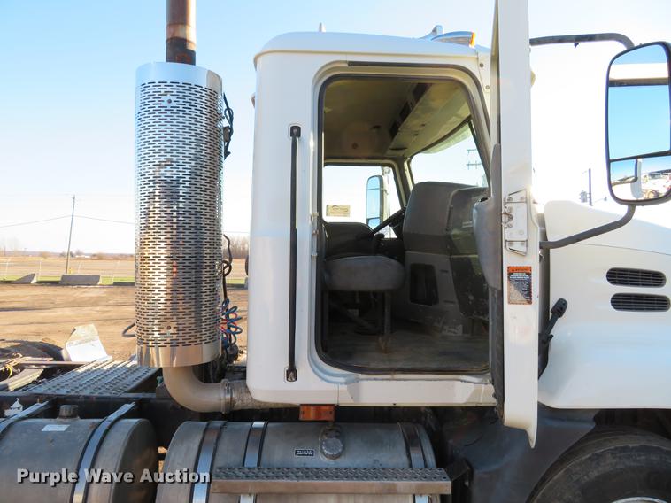 image for item DE5026 2008 Mack CXU613 semi truck