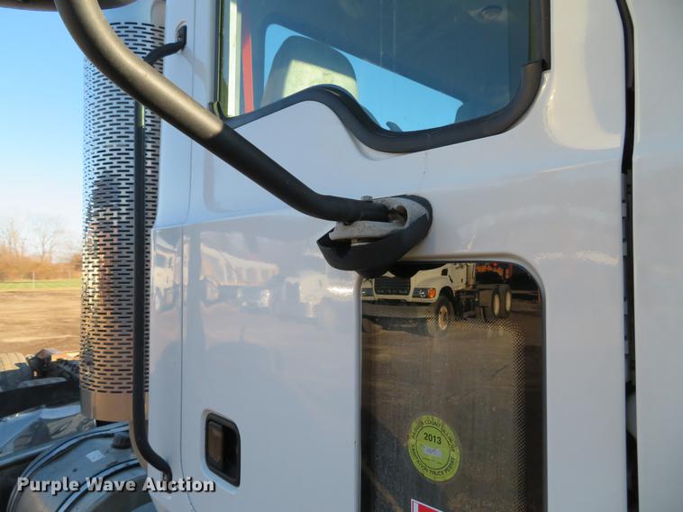 image for item DE5026 2008 Mack CXU613 semi truck