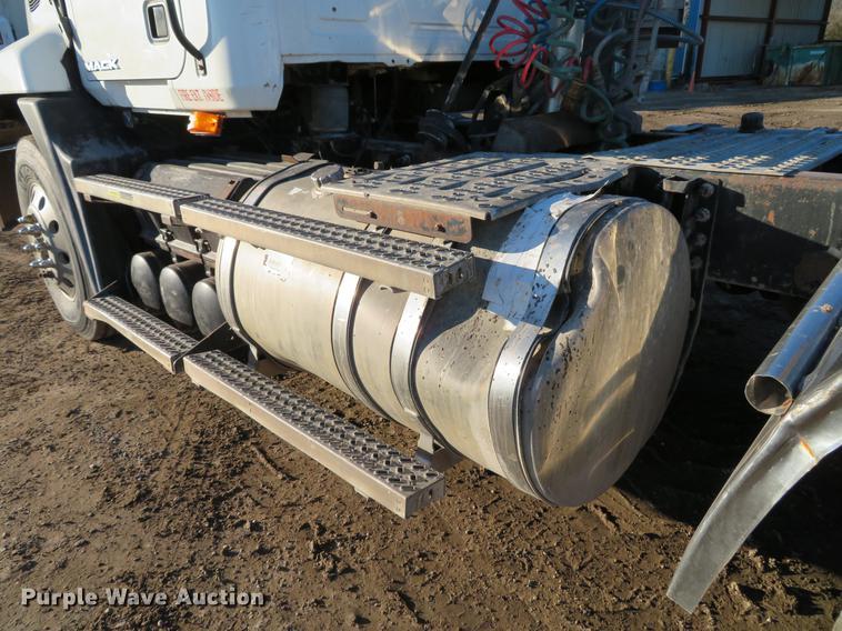 image for item DE5026 2008 Mack CXU613 semi truck