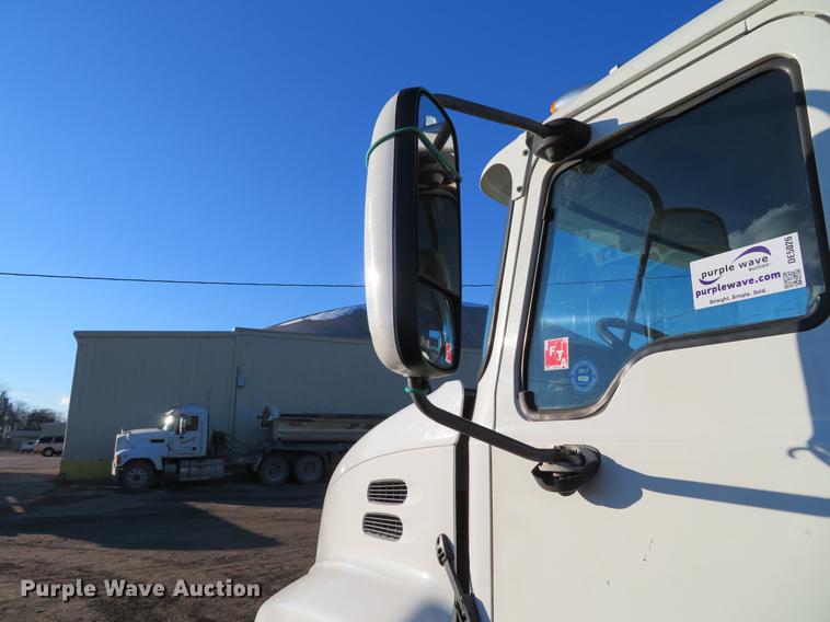 image for item DE5026 2008 Mack CXU613 semi truck