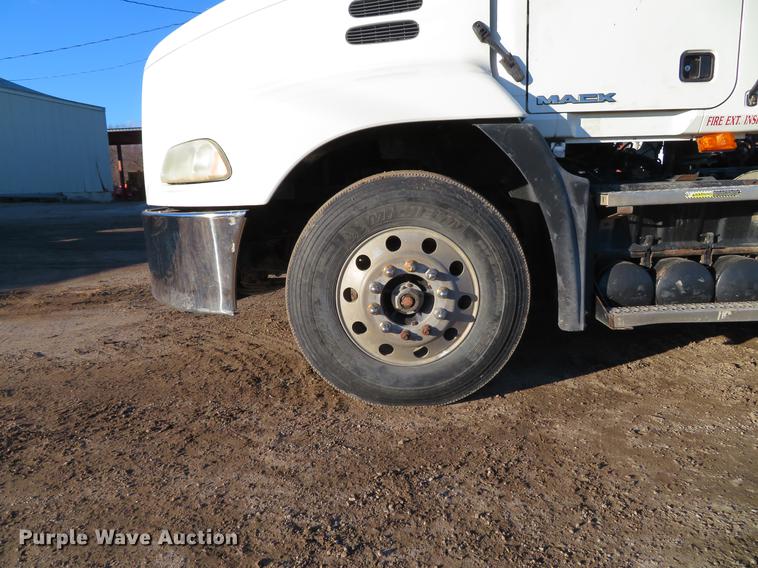image for item DE5026 2008 Mack CXU613 semi truck