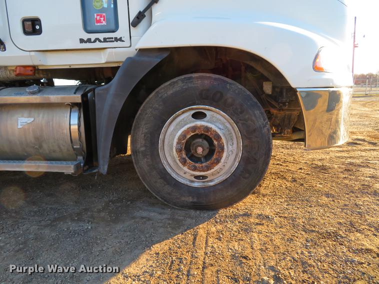 image for item DE5026 2008 Mack CXU613 semi truck