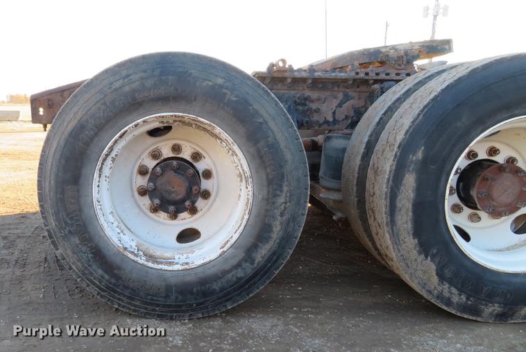 image for item DE5026 2008 Mack CXU613 semi truck