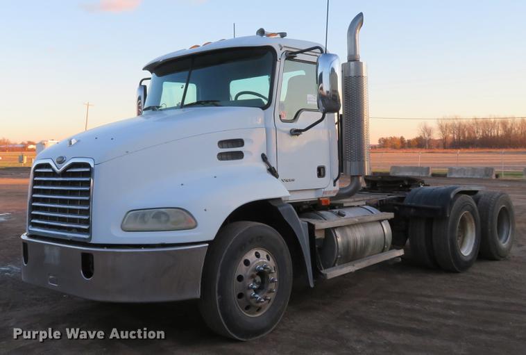 image for item DE5030 2005 Mack CXN613 semi truck