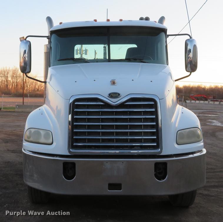image for item DE5030 2005 Mack CXN613 semi truck