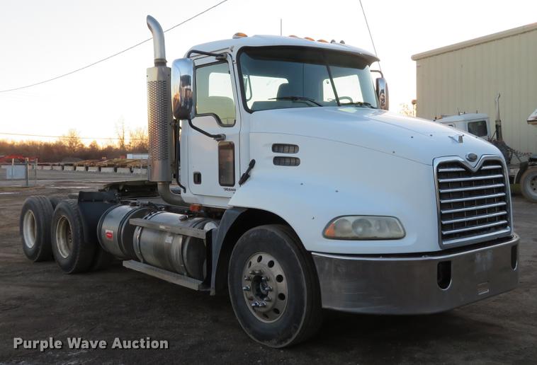 image for item DE5030 2005 Mack CXN613 semi truck