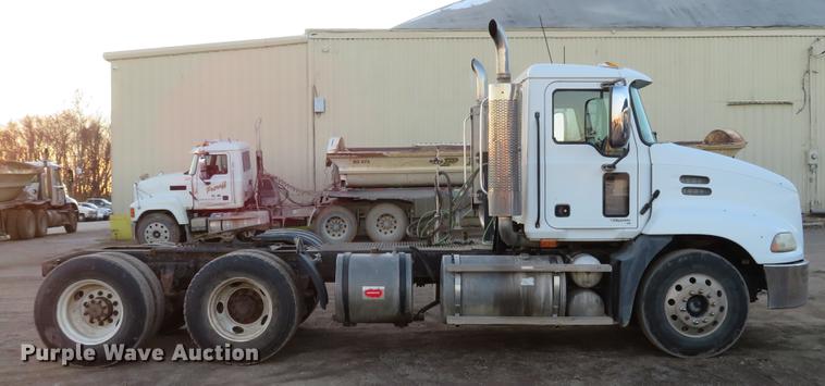 image for item DE5030 2005 Mack CXN613 semi truck