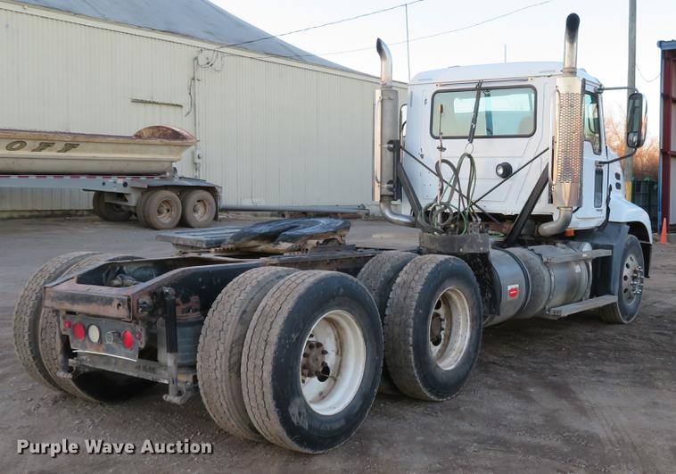 image for item DE5030 2005 Mack CXN613 semi truck