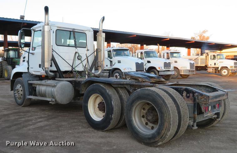 image for item DE5030 2005 Mack CXN613 semi truck