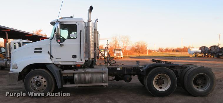 image for item DE5030 2005 Mack CXN613 semi truck
