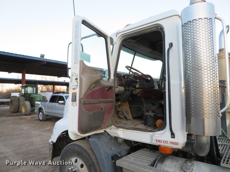 image for item DE5030 2005 Mack CXN613 semi truck