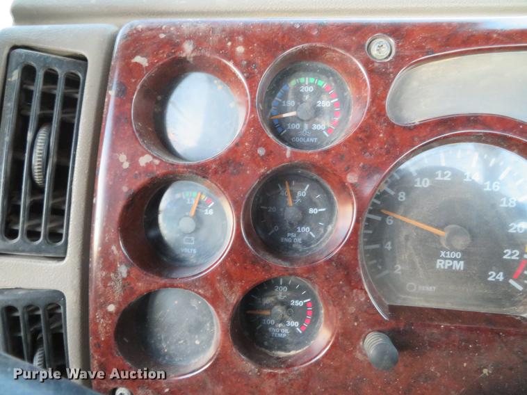 image for item DE5030 2005 Mack CXN613 semi truck