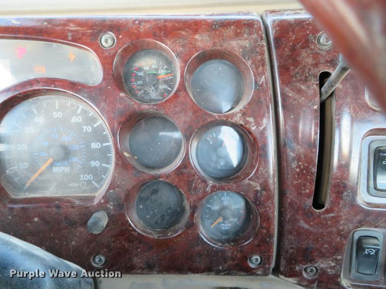 image for item DE5030 2005 Mack CXN613 semi truck