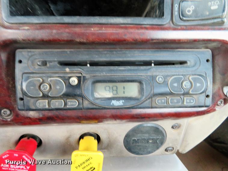 image for item DE5030 2005 Mack CXN613 semi truck