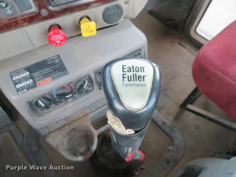 image for item DE5030 2005 Mack CXN613 semi truck