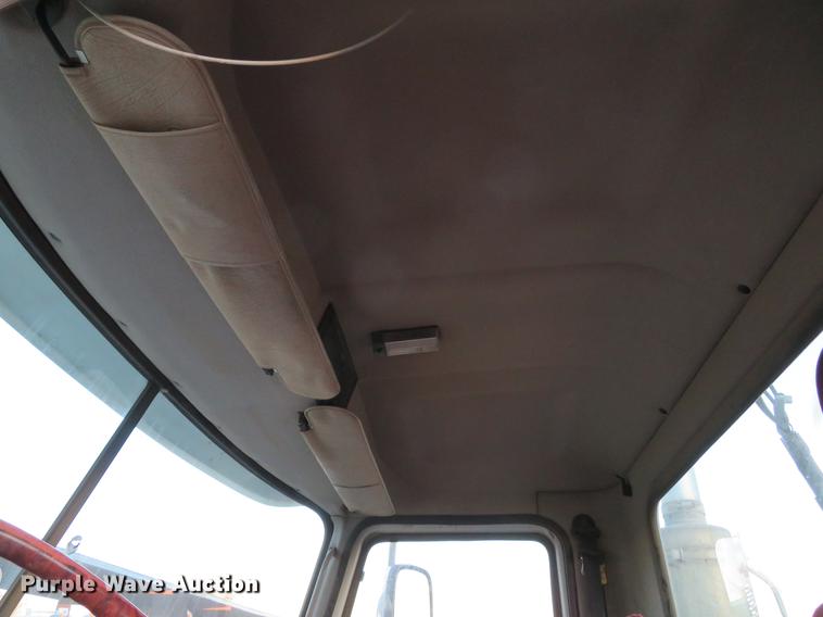 image for item DE5030 2005 Mack CXN613 semi truck