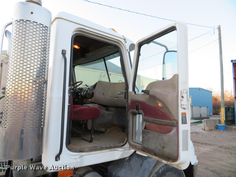 image for item DE5030 2005 Mack CXN613 semi truck