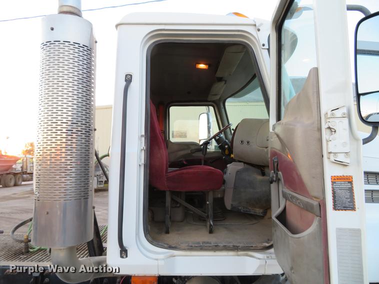 image for item DE5030 2005 Mack CXN613 semi truck