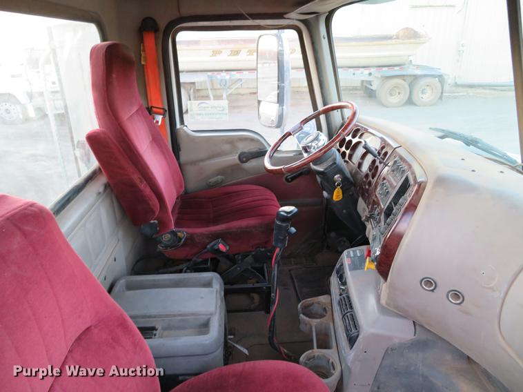 image for item DE5030 2005 Mack CXN613 semi truck