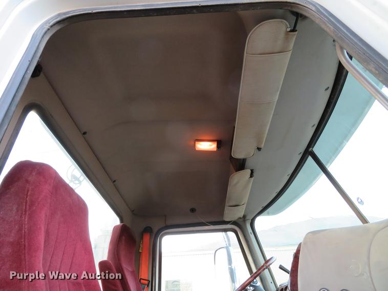 image for item DE5030 2005 Mack CXN613 semi truck