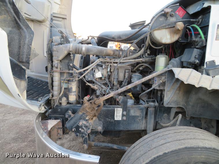 image for item DE5030 2005 Mack CXN613 semi truck