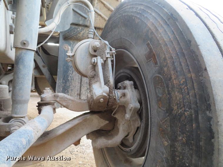 image for item DE5030 2005 Mack CXN613 semi truck