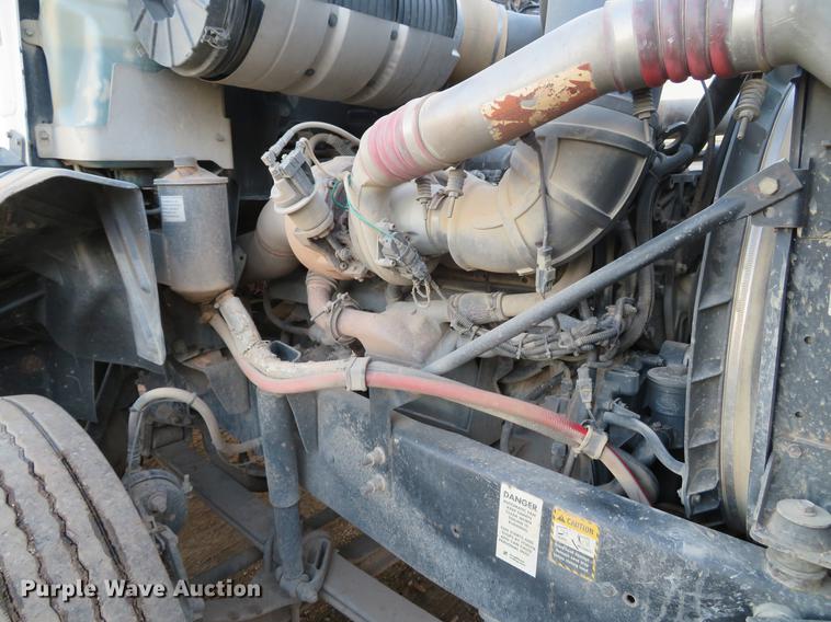 image for item DE5030 2005 Mack CXN613 semi truck