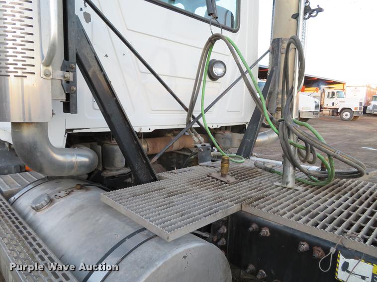 image for item DE5030 2005 Mack CXN613 semi truck