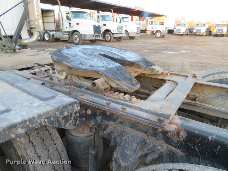 image for item DE5030 2005 Mack CXN613 semi truck