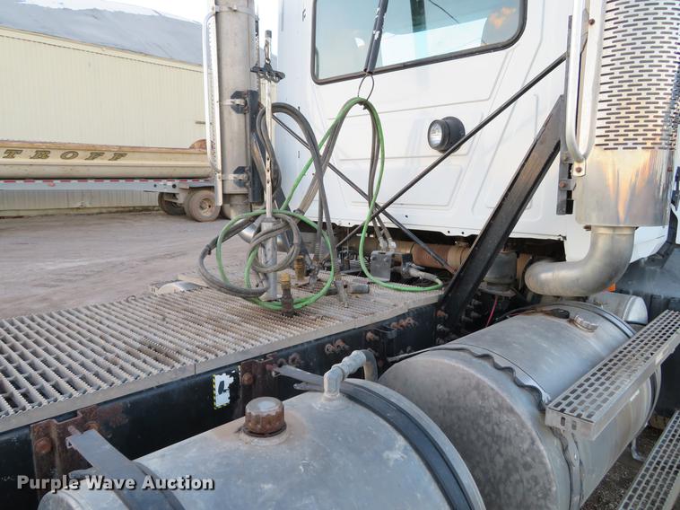 image for item DE5030 2005 Mack CXN613 semi truck